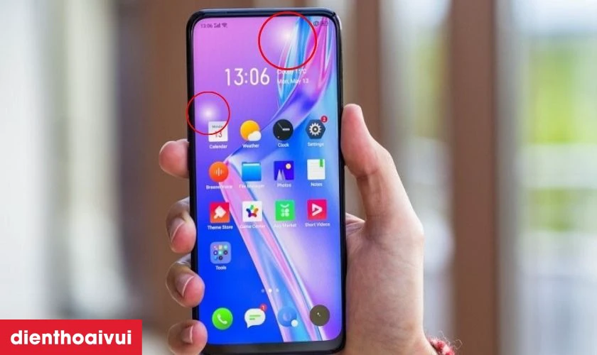 M&agrave;n h&igrave;nh xuất hiện những đốm s&aacute;ng, đốm đen l&agrave; dấu hiệu cần thay k&iacute;nh