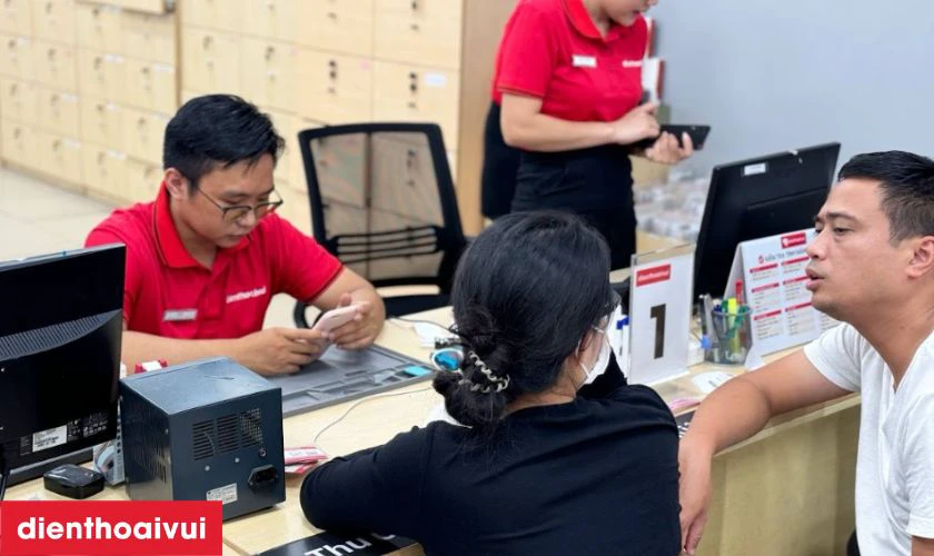Quy tr&igrave;nh &eacute;p k&iacute;nh Samsung A72 lấy nhanh tại Điện Thoại Vui