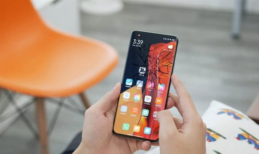 Khi n&agrave;o bạn cần &eacute;p k&iacute;nh Xiaomi Redmi 12C?