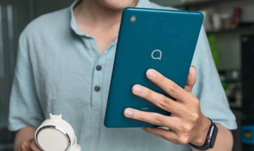 Tablet M&aacute;y t&iacute;nh bảng Alcatel 3T8 v&agrave; iPad kh&aacute;c nhau như thế n&agrave;o?