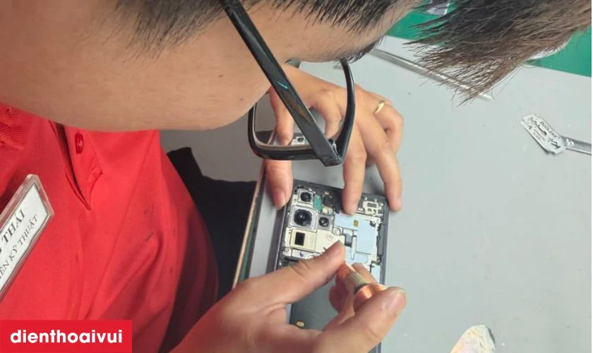 thợ Điện Thoại Vui thay pin samsung cho kh&aacute;ch