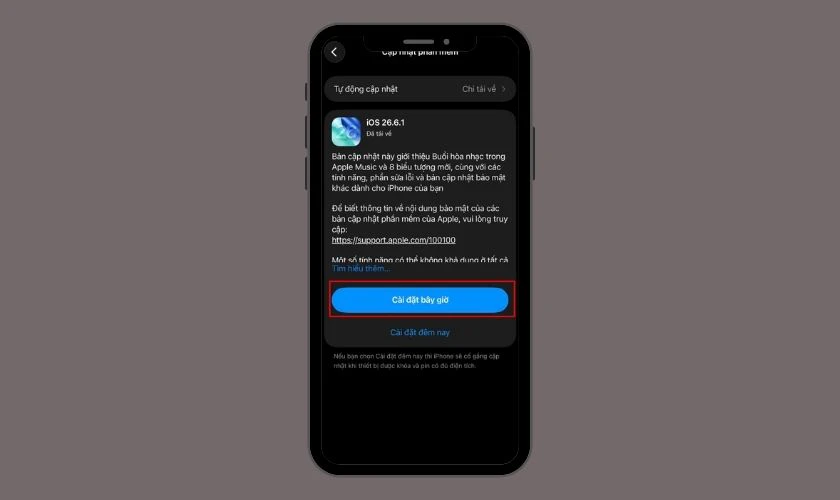Chờ iPhone kiểm tra phiên bản iOS mới. Nếu có bản cập nhật, chọn Tải về và cài đặt