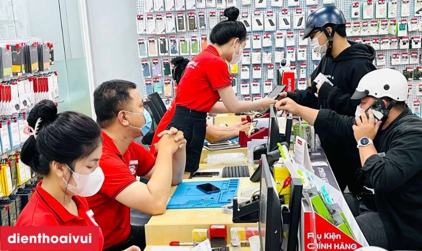 Thay k&iacute;nh lưng iPhone 14 Plus uy t&iacute;n chất lượng tại Điện Thoại Vui