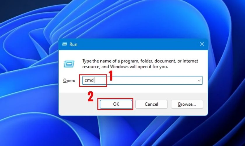 Khi cửa sổ Run xuất hiện, nhập cmd v&agrave;o &ocirc; trống rồi nhấn OK