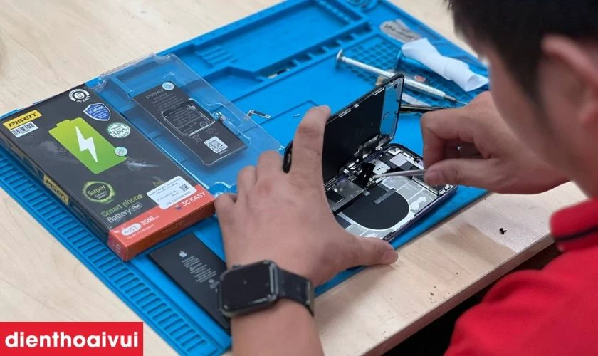 Dịch vụ thay pin Samsung ở Điện Thoại Vui như thế n&agrave;o