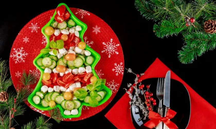 Salad h&igrave;nh c&acirc;y th&ocirc;ng đ&ecirc;m Gi&aacute;ng sinh