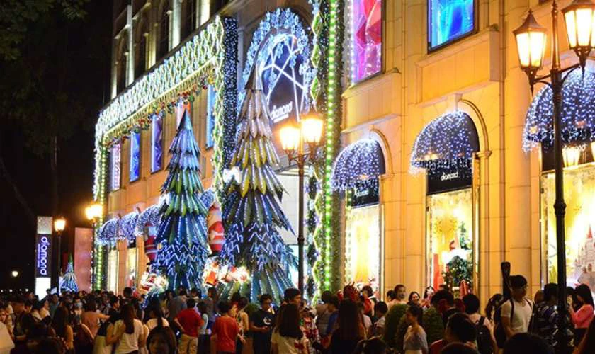 Đ&oacute;n gi&aacute;ng sinh tại Trung t&acirc;m thương mại Diamond Plaza