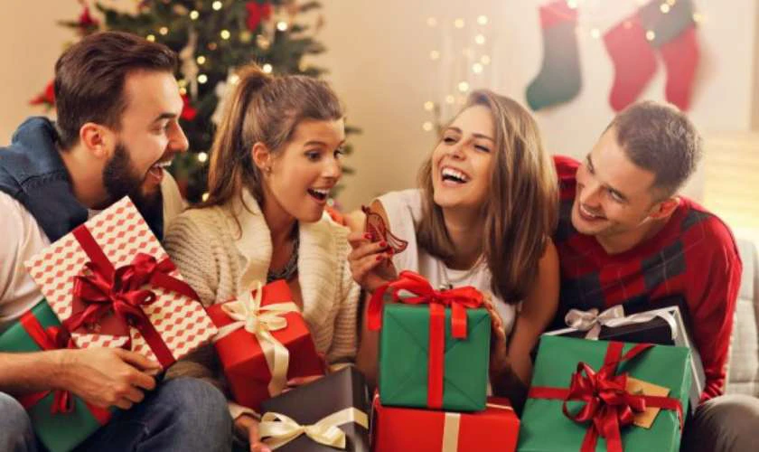  Gi&aacute;ng sinh thường l&agrave;m g&igrave; - Tặng qu&agrave; cho người th&acirc;n y&ecirc;u