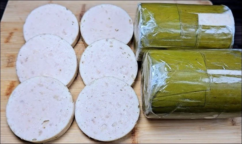Giò lụa là món ăn quen thuộc trong các dịp lễ Tết và đặc biệt là ngày Giỗ Tổ Hùng Vương