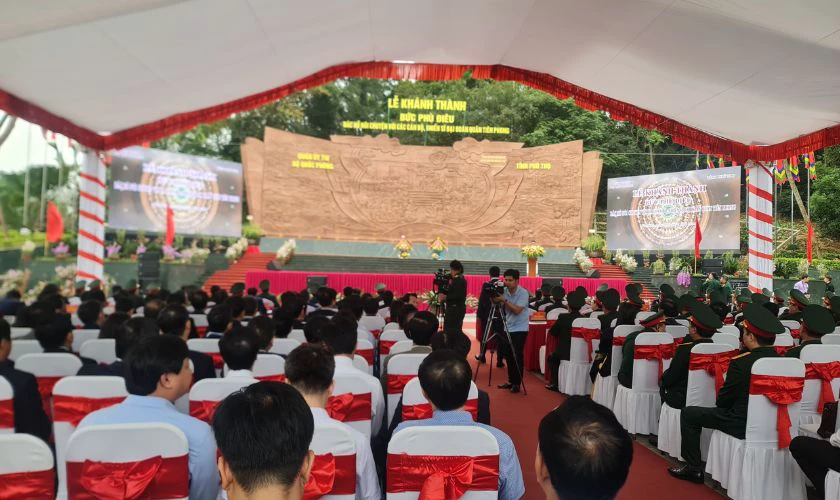 Lễ dâng hoa tại bức phù điêu