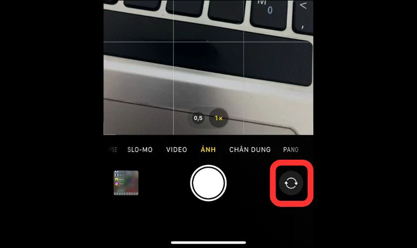 Nhấn v&agrave;o biểu tượng xoay để chuyển về camera selfie trước
