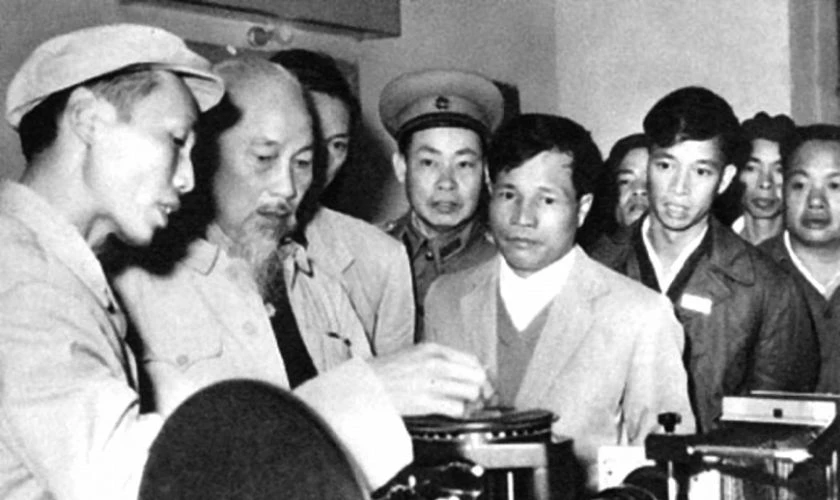 H&igrave;nh ảnh ng&agrave;y 1/5 lịch sử, x&uacute;c động nhất