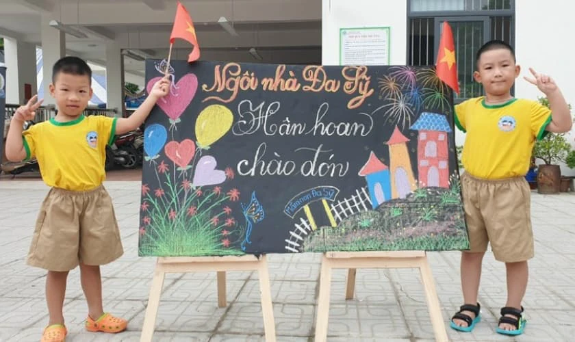 Hình ảnh Back to School về học sinh các cấp full HD