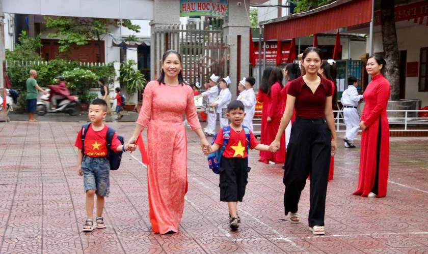 Ảnh cô giáo đang dắt học sinh vào lớp
