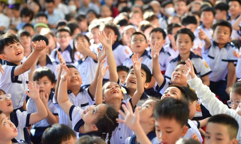 Hình ảnh các em học sinh đang tham dự lễ khai giảng