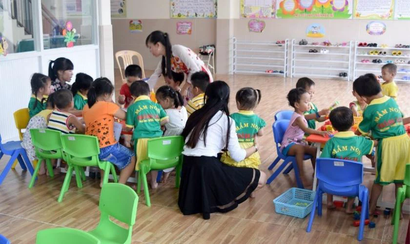 Hình ảnh các bé trong giờ ăn trưa
