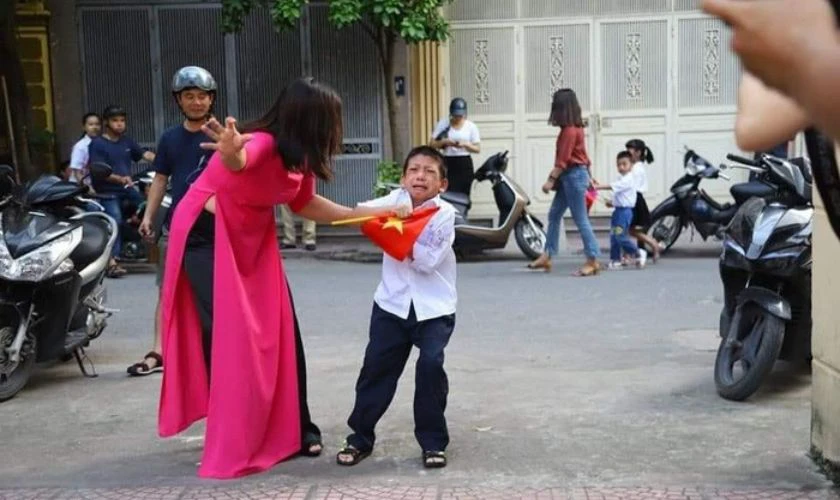 Cậu bé không chịu vào lớp học