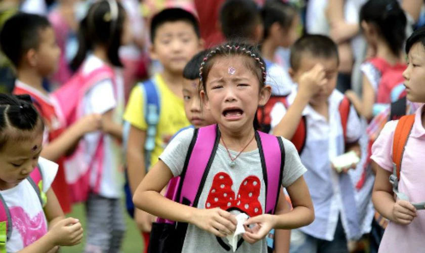 Học sinh khóc khi tới trường