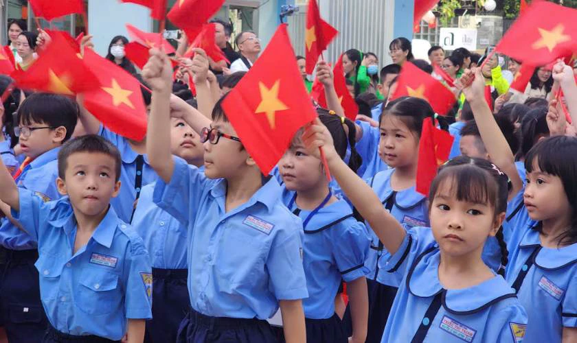 Hình ảnh các em học sinh cầm lá cờ
