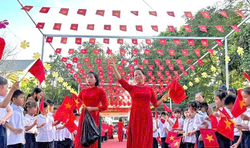 Hình ảnh cô giáo trong ngày tựu trường