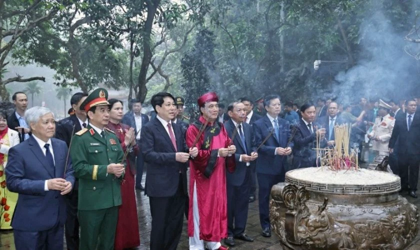 Dâng hương ngày Giỗ Tổ