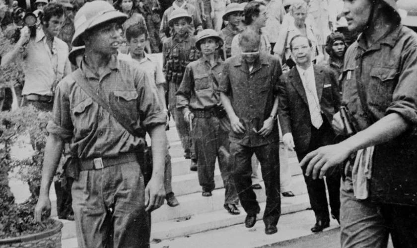 Hình ảnh Tổng Thống Ngụy quyền Dương Văn Minh đầu hàng