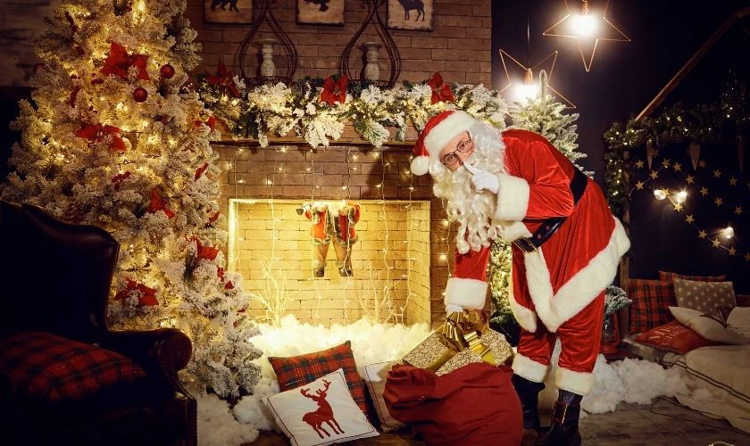 &Ocirc;ng gi&agrave; Noel b&ecirc;n bếp lửa