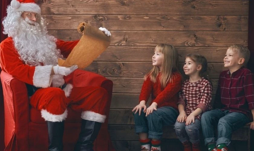 &Ocirc;ng gi&agrave; Noel đọc thư cho trẻ