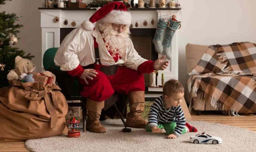 &Ocirc;ng gi&agrave; Noel tr&ocirc;ng trẻ