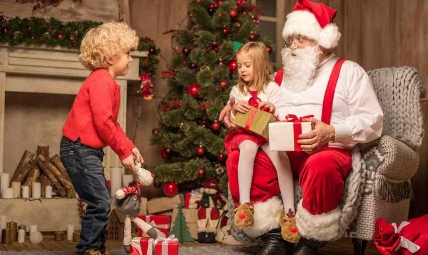 &Ocirc;ng gi&agrave; Noel v&agrave; trẻ vui đ&ugrave;a đ&ecirc;m Gi&aacute;ng Sinh