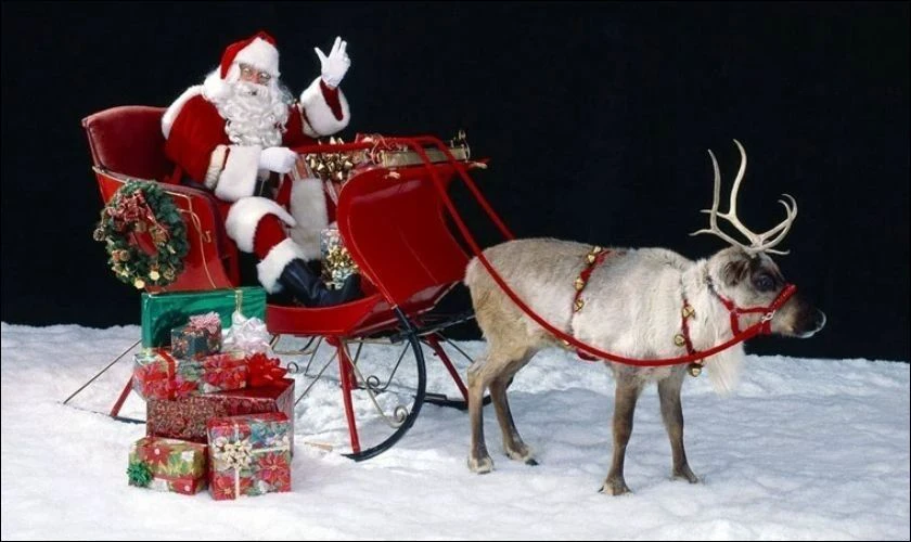 H&igrave;nh ảnh &ocirc;ng gi&agrave; Noel cưỡi tuần lộc ngo&agrave;i đời thực
