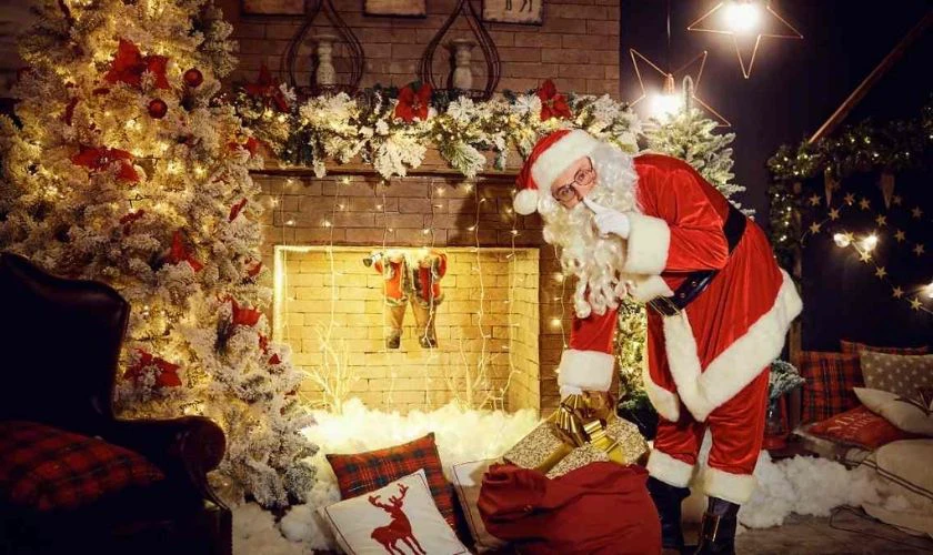 &Ocirc;ng gi&agrave; Noel b&ecirc;n l&ograve; sưởi