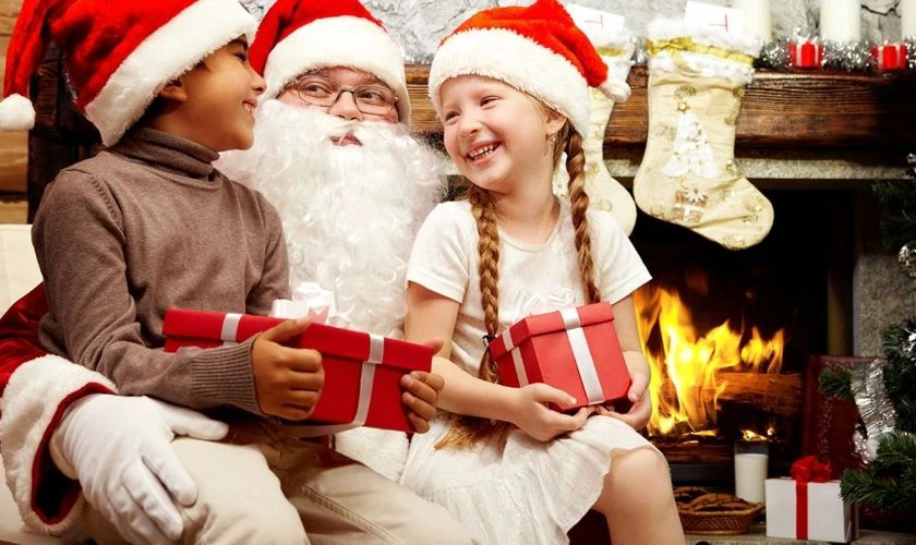 &Ocirc;ng gi&agrave; Noel tặng qu&agrave; cho em b&eacute;