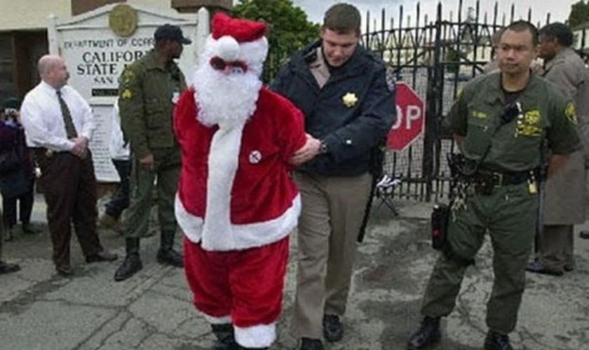 &Ocirc;ng gi&agrave; Noel đ&atilde; bị bắt Gi&aacute;ng Sinh n&agrave;y hết qu&agrave;