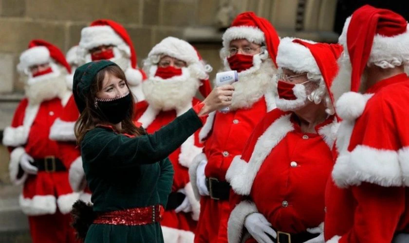 &Ocirc;ng gi&agrave; Noel cũng bị đo nhiệt độ