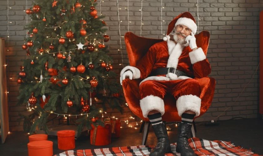 H&igrave;nh ảnh &ocirc;ng gi&agrave; Noel v&agrave; c&acirc;y th&ocirc;ng