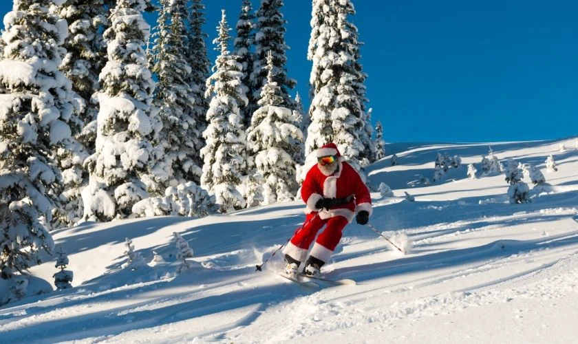 &Ocirc;ng gi&agrave; Noel trượt tuyết tr&ecirc;n đồi th&ocirc;ng