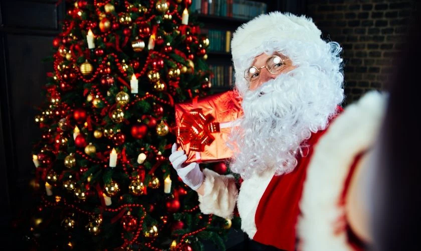 &Ocirc;ng gi&agrave; Noel selfie b&ecirc;n c&acirc;y th&ocirc;ng