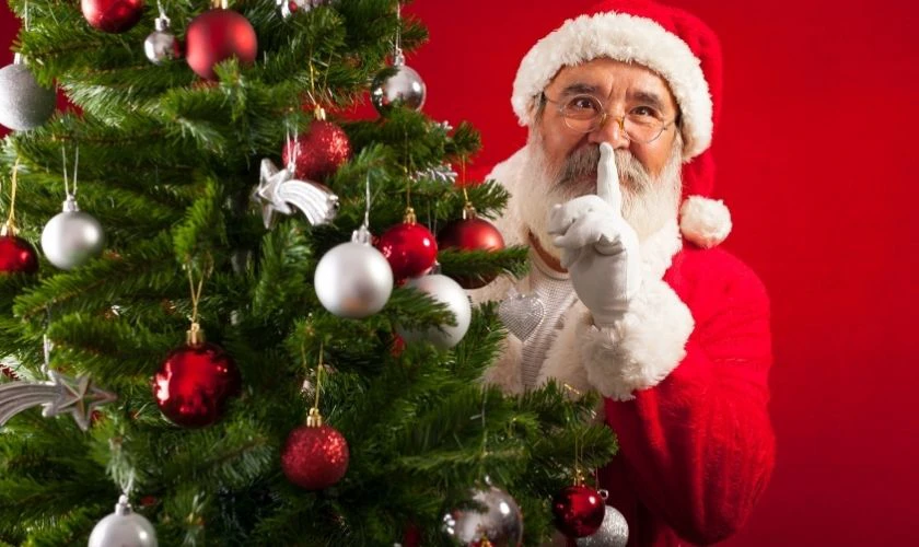 &Ocirc;ng gi&agrave; Noel v&agrave; c&acirc;y th&ocirc;ng đẹp