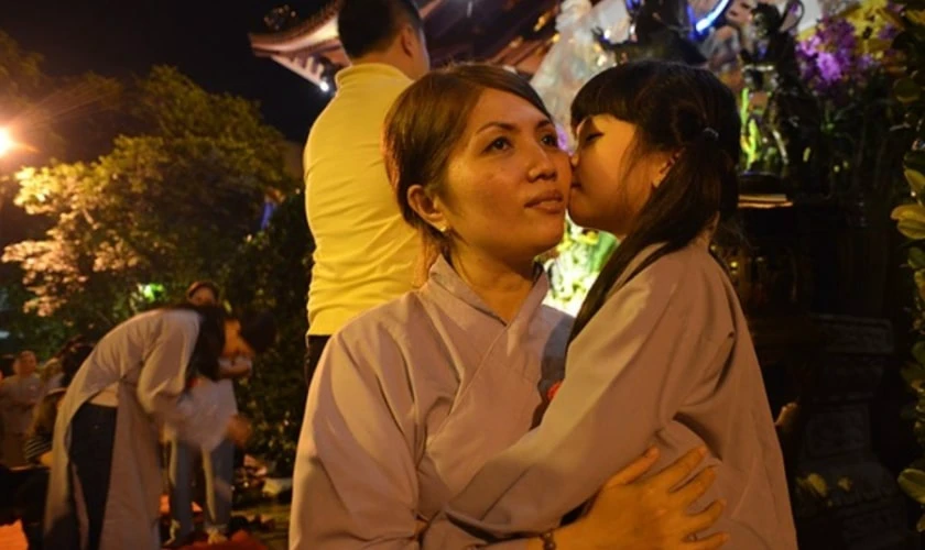 H&igrave;nh ảnh cha mẹ m&ugrave;a Vu lan b&aacute;o hiếu