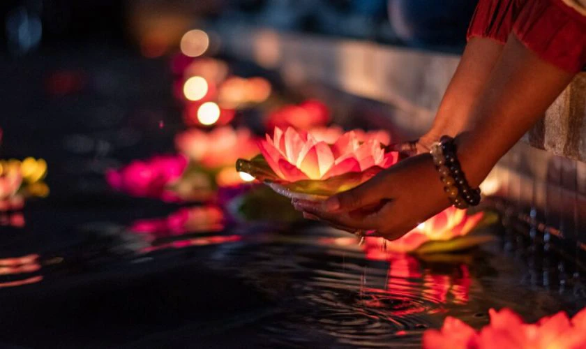 Người d&acirc;n thả hoa đăng tr&ecirc;n s&ocirc;ng v&agrave;o ng&agrave;y Vu Lan b&aacute;o hiếu