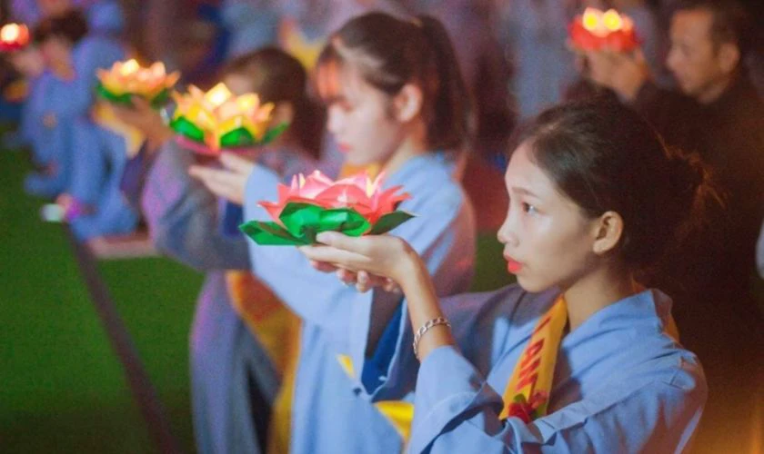 Phật tử d&acirc;ng hoa trong ng&agrave;y lễ Vu Lan b&aacute;o hiếu