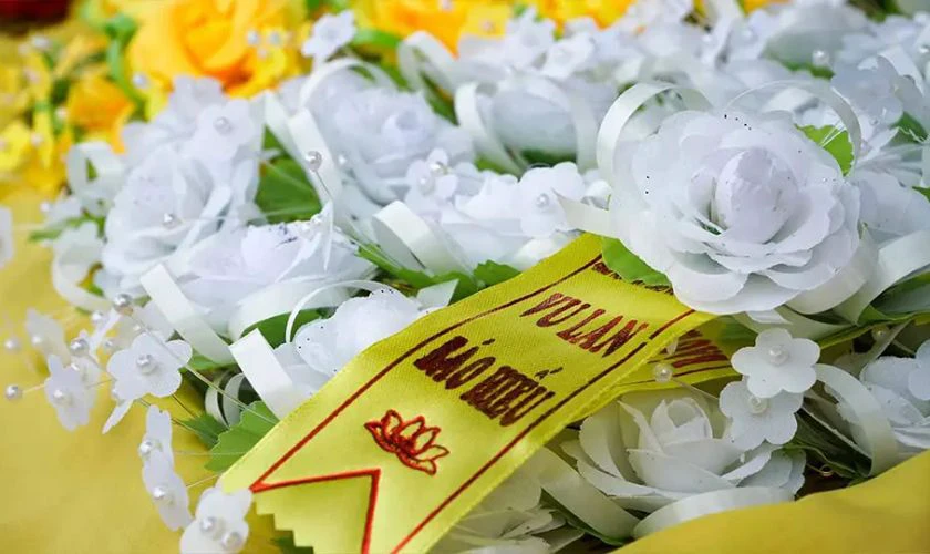 Hoa trắng c&agrave;i &aacute;o trong ng&agrave;y lễ Vu Lan b&aacute;o hiếu