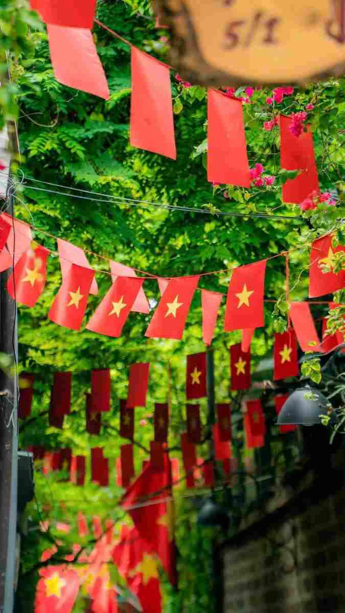 Hình nền 2/9 lá cờ Việt Nam trên nền trời