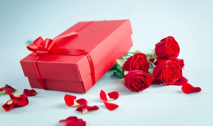 Hình nền 8/3 hộp quà và hoa ngọt ngào