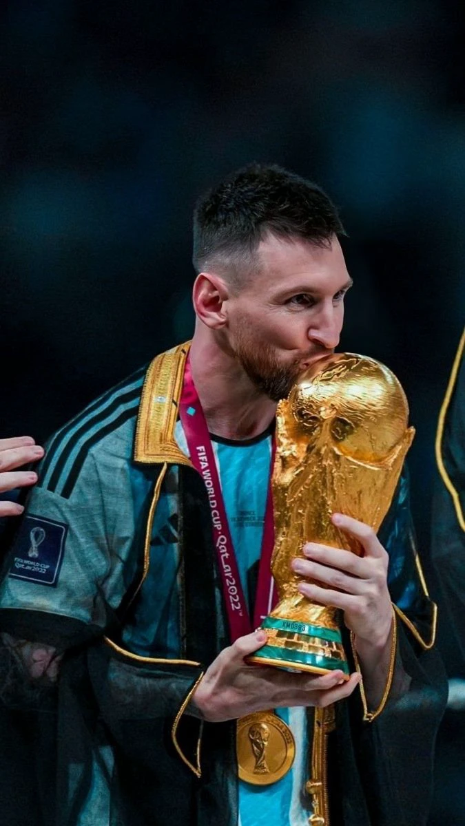 Lionel Messi v&agrave; cup b&oacute;ng đ&aacute;