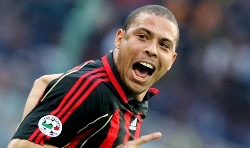 Ảnh cận mặt Ronaldo Nazario l&agrave;m h&igrave;nh nền m&aacute;y t&iacute;nh