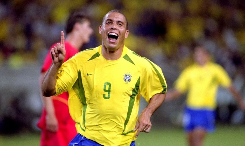 Ronaldo Nazario trong m&agrave;u &aacute;o thi đấu quen thuộc