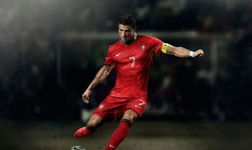 Ảnh Cristiano Ronaldo l&agrave;m h&igrave;nh nền laptop, desktop