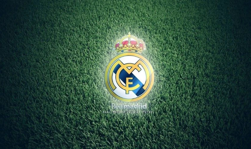Logo Real Madrid tr&ecirc;n s&acirc;n cỏ cho fan h&acirc;m mộ đặt l&agrave;m h&igrave;nh nền